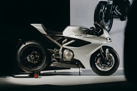 Norton Manx R 2026 – Seitenansicht rechts in Silber im Studio mit dunklem Hintergrund