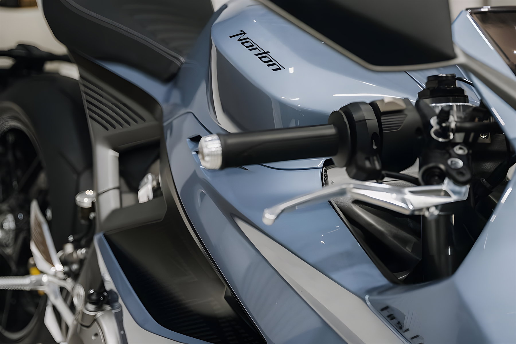 Norton Manx R im ersten Praxistest: Was das V4-Superbike auf Straße und Rennstrecke zeigt 4 Norton Manx R 2026 Tankverkleidung und Lenker Detailansicht
