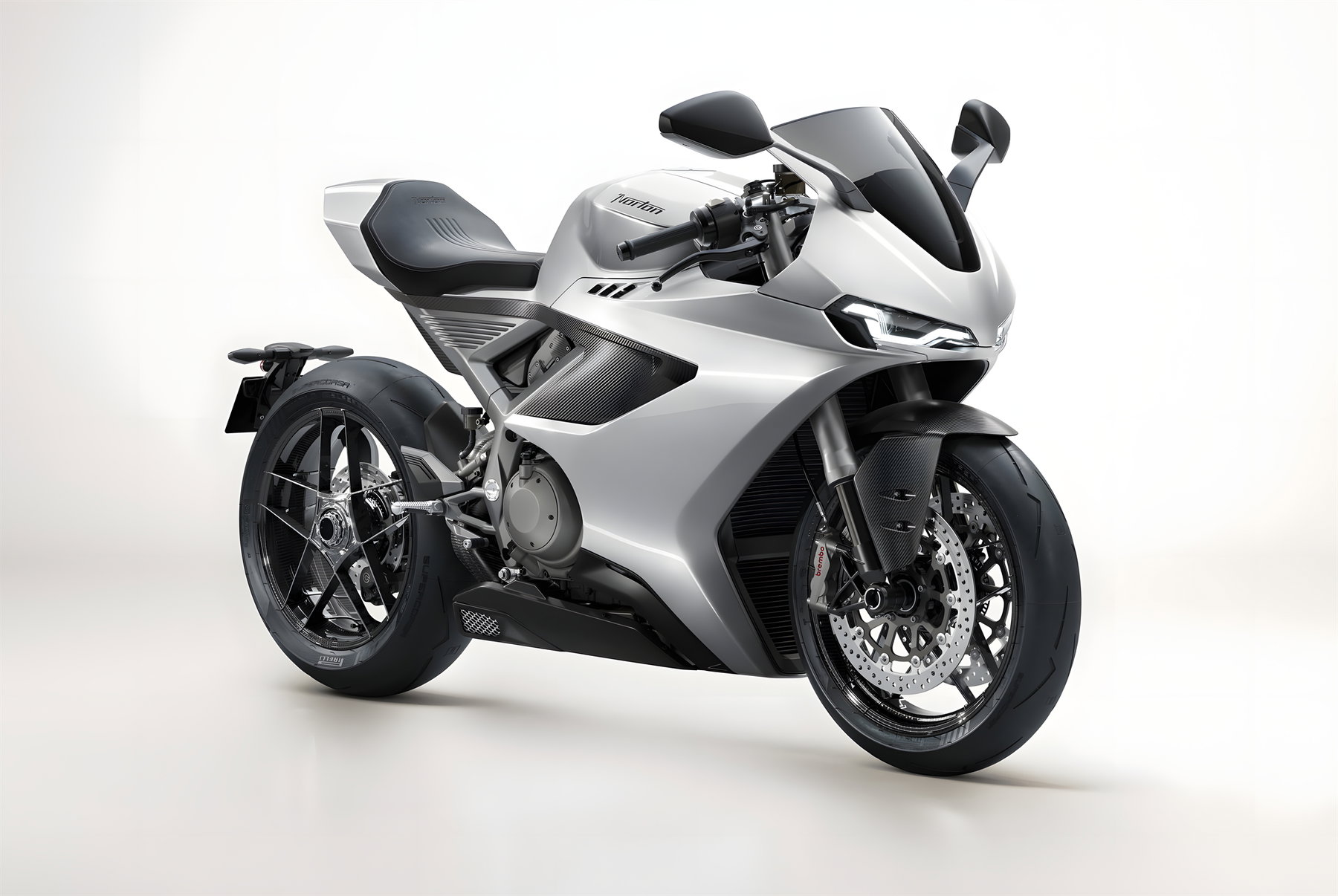 Norton Manx R 2026 – Schrägansicht vorne rechts in Silber mit Brembo-Bremsen und Carbon-Felgen