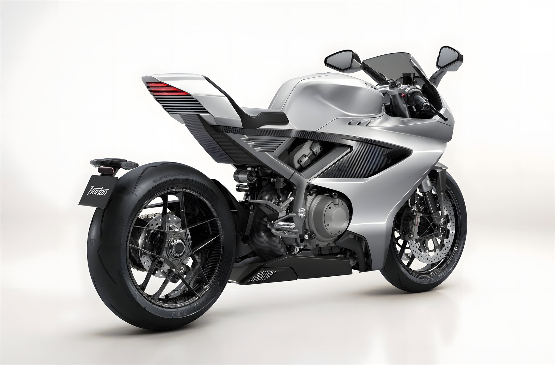 Norton Manx R 2026 – Schrägansicht hinten rechts in Silber mit LED-Rücklicht und Carbon-Felgen im Studio