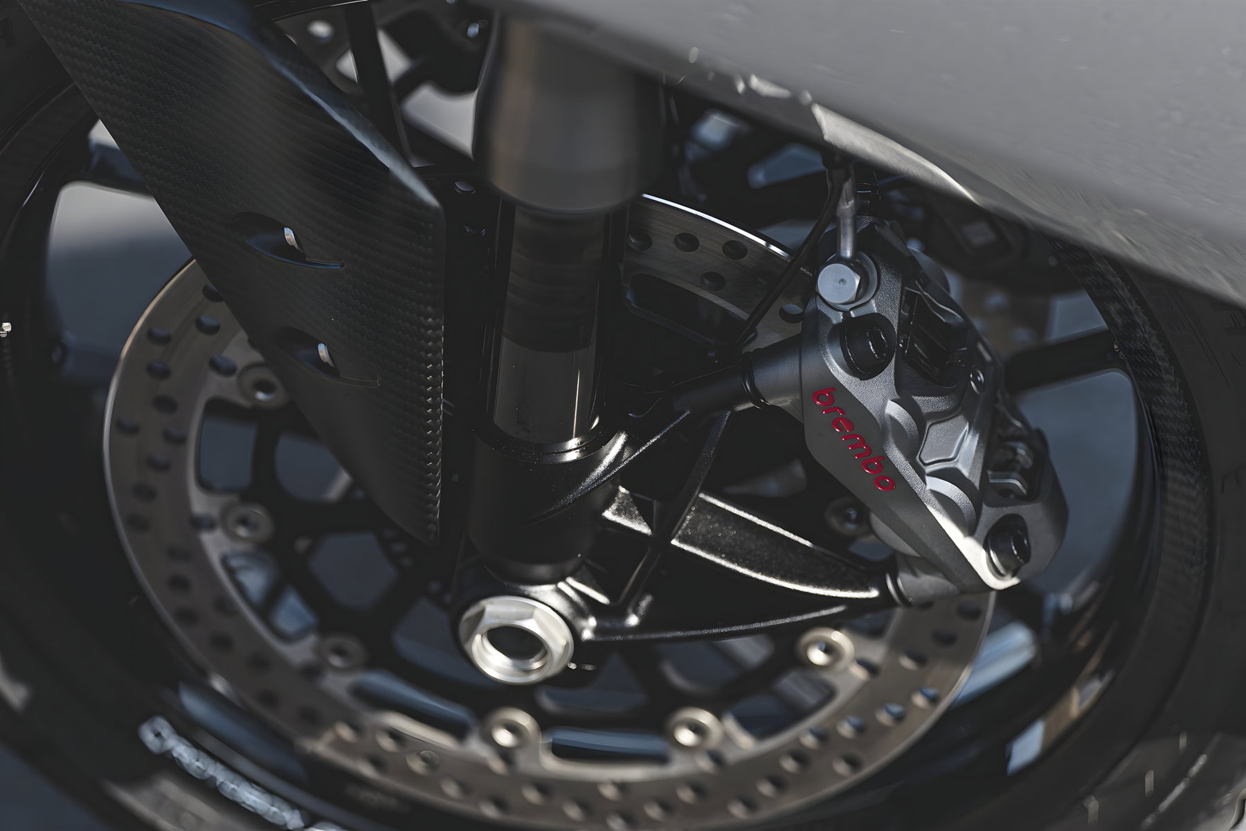 Norton Manx R im ersten Praxistest: Was das V4-Superbike auf Straße und Rennstrecke zeigt 2 Norton Manx R Signature 2026 Brembo-Hypure-Bremszange und Marzocchi-Gabelholm