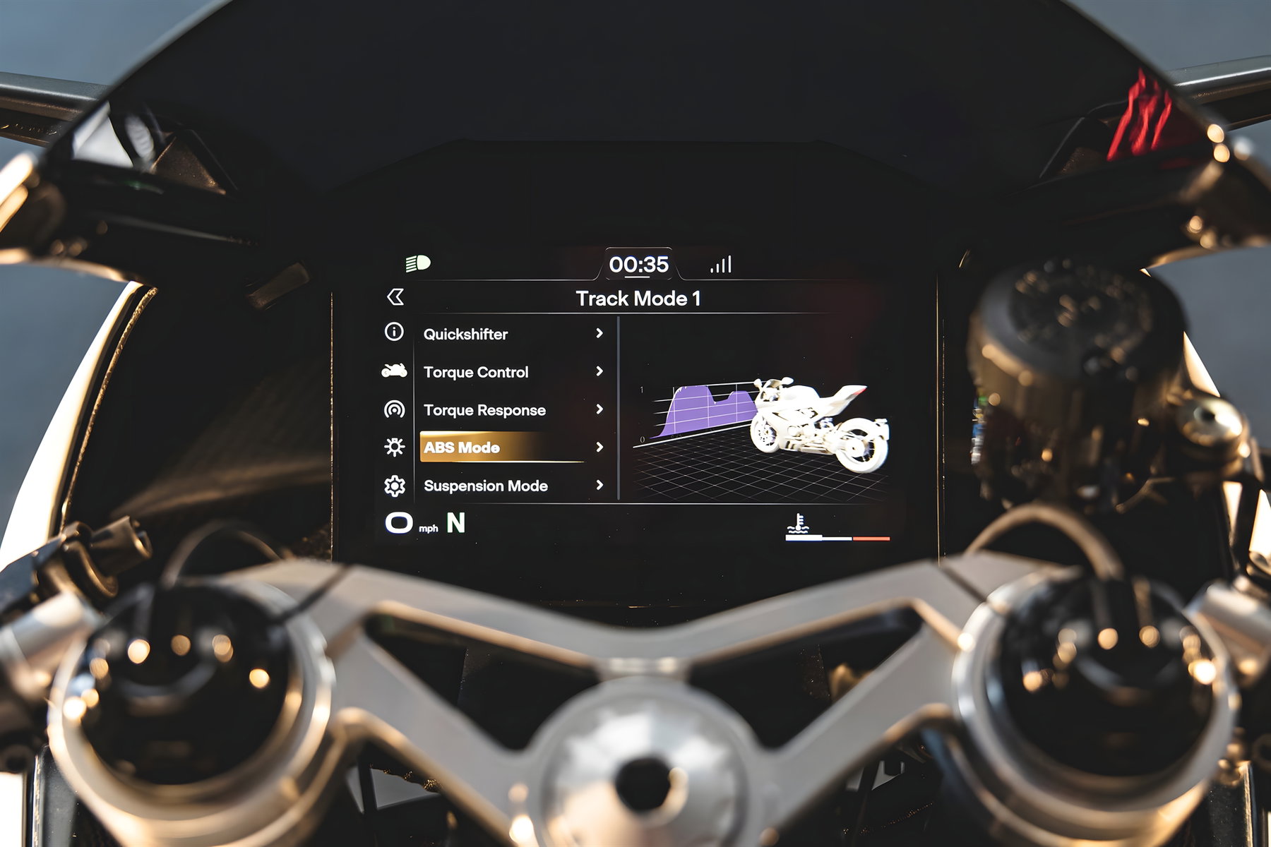 Norton Manx R im ersten Praxistest: Was das V4-Superbike auf Straße und Rennstrecke zeigt 3 Norton Manx R Signature 2026 Touchscreen im Track Mode