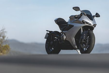 Norton Manx R Signature 2026 – Dreiviertelansicht von vorn rechts in Silber vor Wüstenlandschaft in der Abenddämmerung