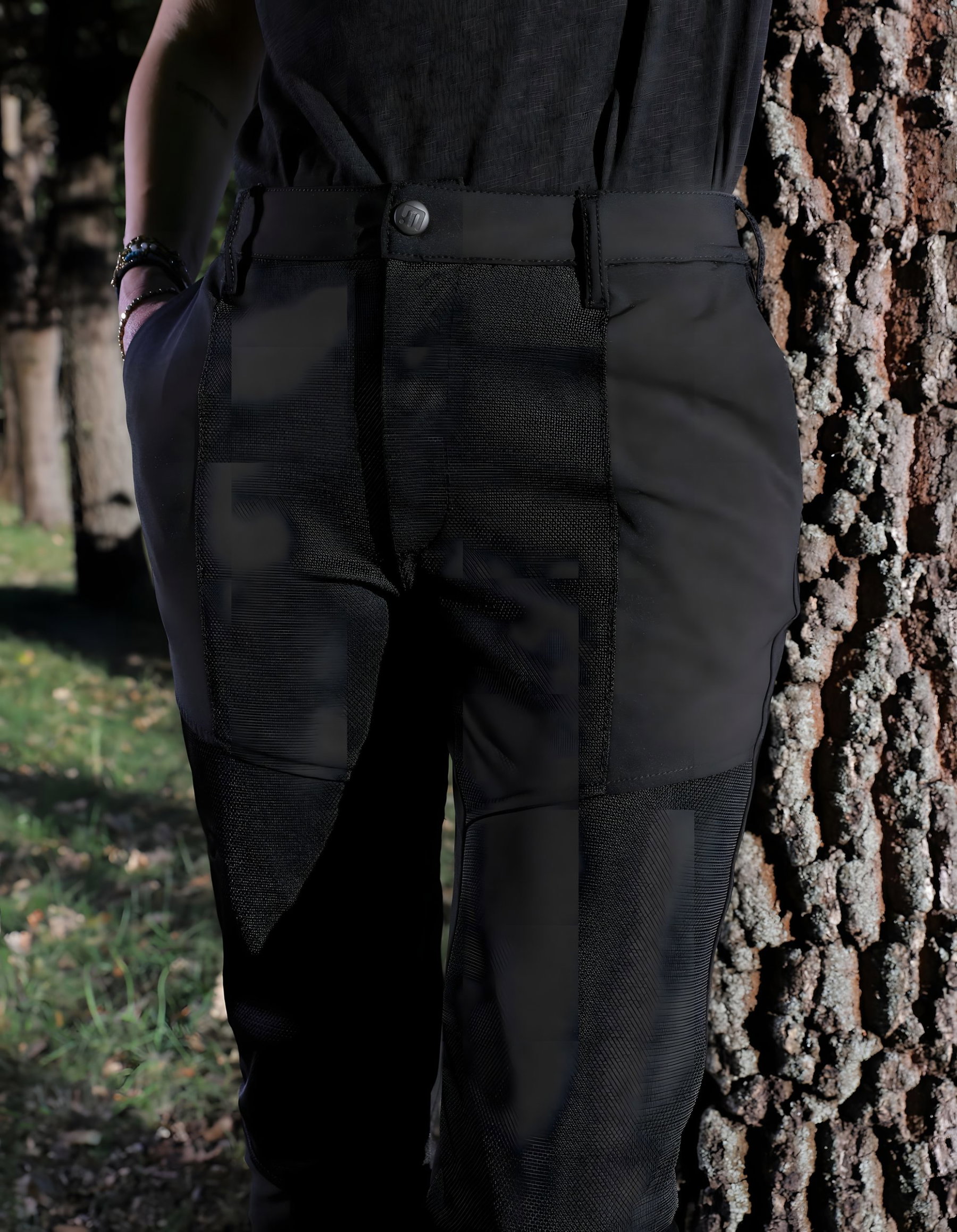 PMJ Sum Air Woman 2026 – schwarze belüftete Damen-Motorradhose aus Cordura Ultracor, Frontalansicht mit sichtbaren Mesh-Einsätzen an Oberschenkel und Kniebereich