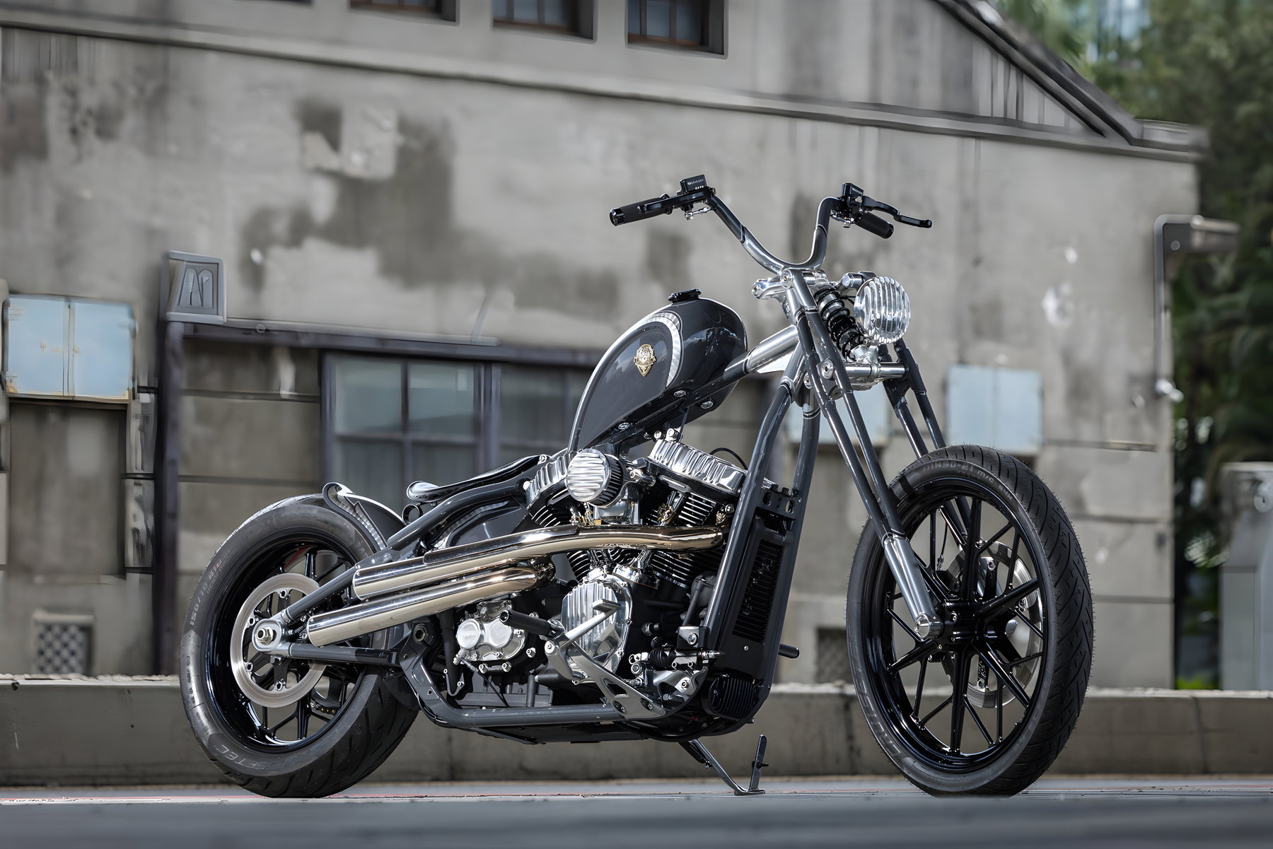Aeternum Blade: Rough Crafts verwandelt die Harley-Davidson Street Bob in einen modernen Chopper 1 Rough Crafts Aeternum Blade Harley-Davidson Street Bob – Seitenansicht von rechts vorne mit Blick auf Milwaukee-Eight Motor, CNC-Girder-Gabel, Scheinwerfer und Mini Ape Hanger Lenker