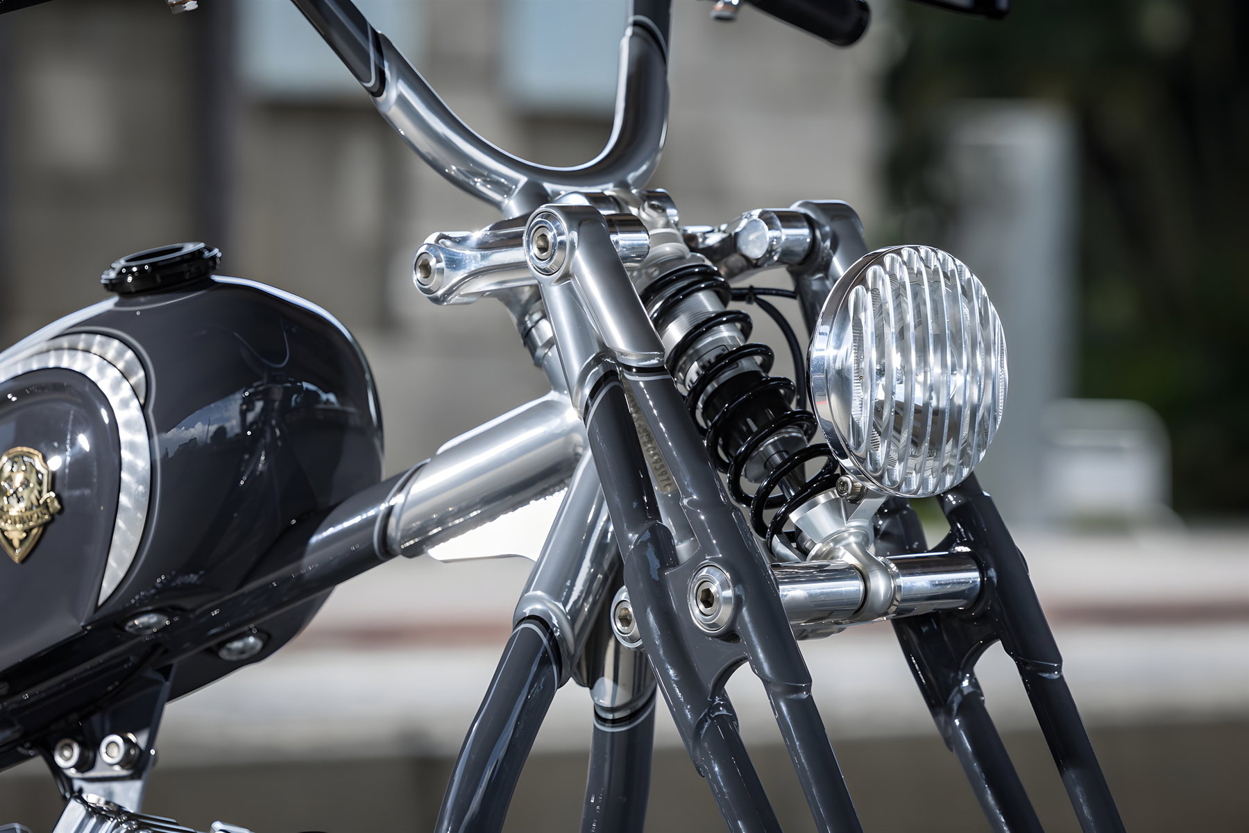 Aeternum Blade: Rough Crafts verwandelt die Harley-Davidson Street Bob in einen modernen Chopper 3 Rough Crafts Aeternum Blade Harley-Davidson Street Bob – Nahaufnahme der CNC-gefrästen Girder-Gabel mit Öhlins HD207 Dämpfer, geriffeltem Scheinwerfer und Frisco-Tank mit Blattsilber-Verzierung