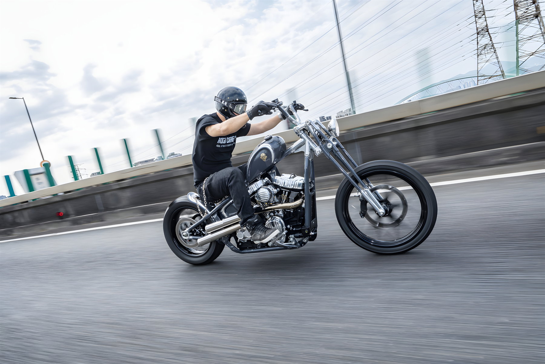 Aeternum Blade: Rough Crafts verwandelt die Harley-Davidson Street Bob in einen modernen Chopper 6 Rough Crafts Aeternum Blade Harley-Davidson Street Bob – Fahraufnahme mit Winston Yeh am Lenker auf einer Schnellstraße in Taipeh, Bewegungsunschärfe im Hintergrund