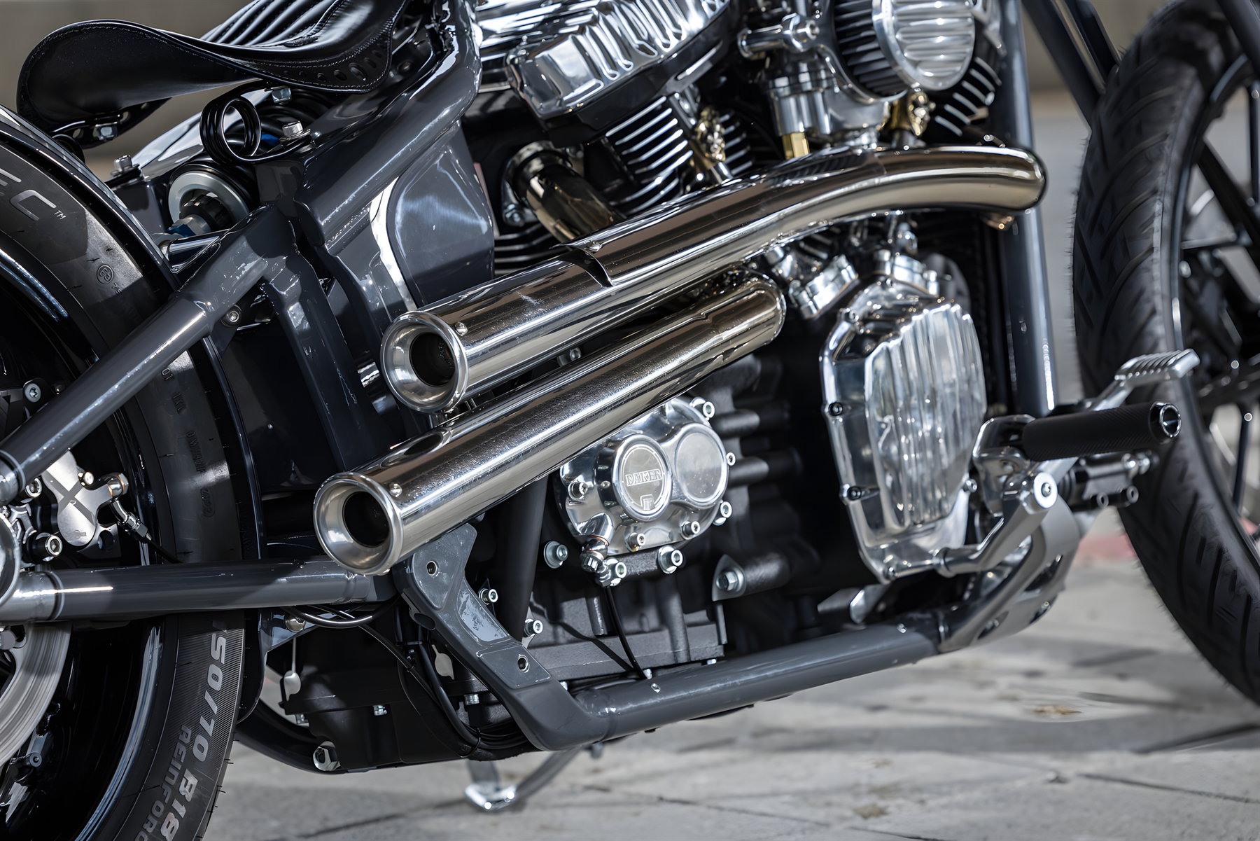 Aeternum Blade: Rough Crafts verwandelt die Harley-Davidson Street Bob in einen modernen Chopper 4 Rough Crafts Aeternum Blade Harley-Davidson Street Bob – Detailaufnahme der polierten Edelstahl-Auspuffanlage mit doppelten Endrohen, S und S Cycle Super E Vergaser und rechter Motorseite des Milwaukee-Eight