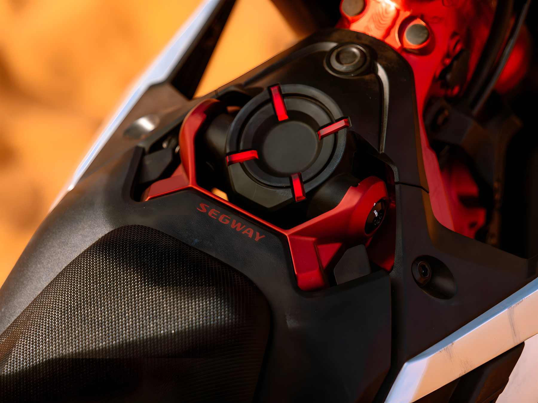 Segway Xaber 300 2026 – Detailaufnahme CNC-gefräste Gabelbrücke mit Segway-Logo in Rot
