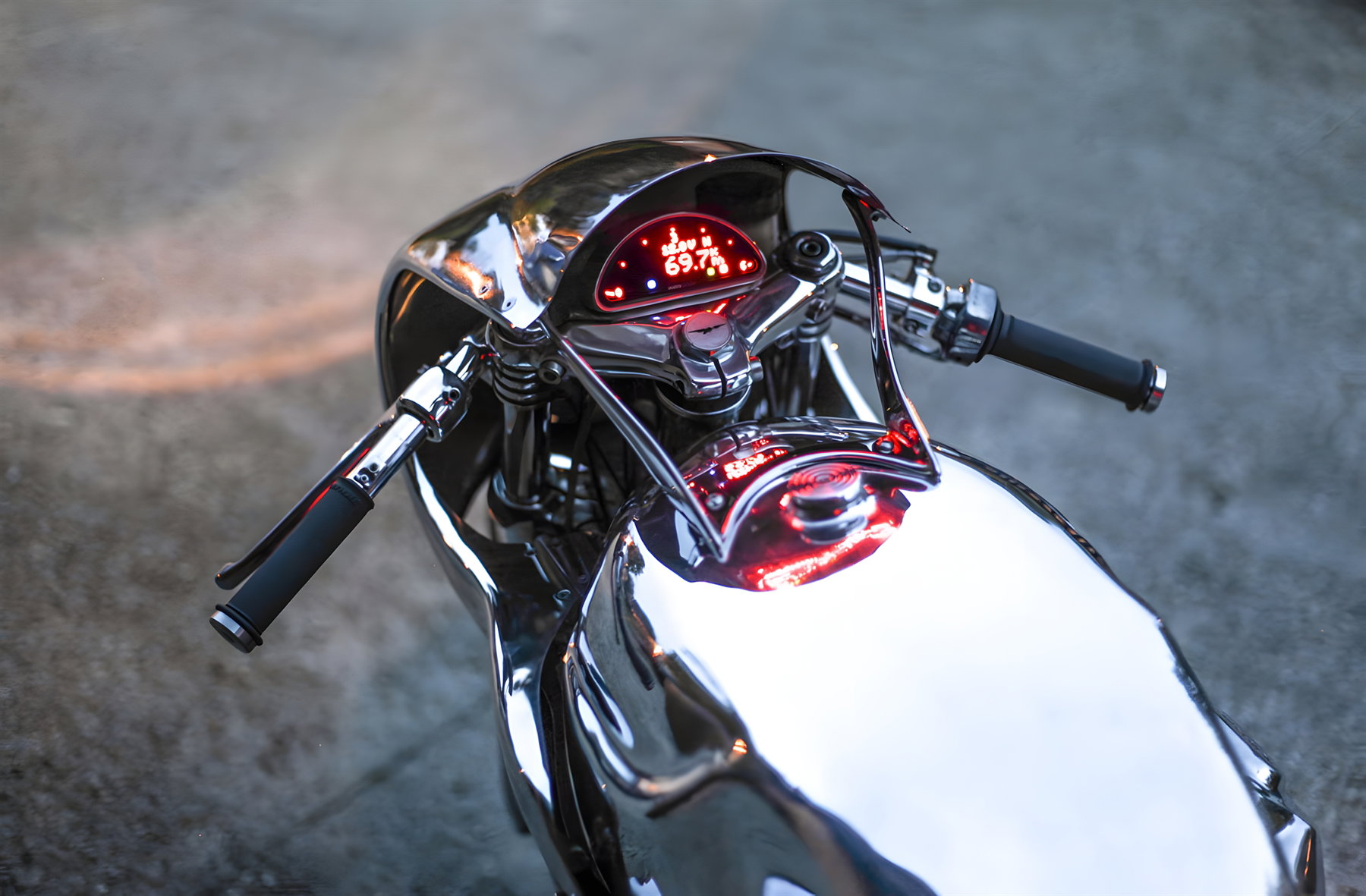 Shiny Hammer Moto Guzzi 1000 SP Café Racer – Cockpit mit digitalem Motogadget-Tacho in rot, Clip-on-Lenkern und poliertem Aluminium-Tank von oben