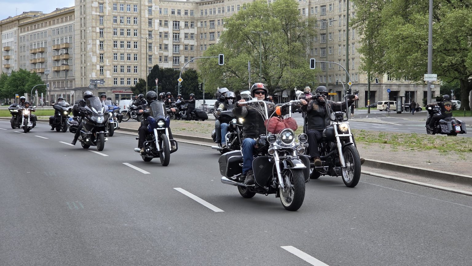 Steel & Speed 2026 – Motorradparade auf der Karl-Marx-Allee in Berlin mit Choppern, Tourern und Sportmotorrädern vor Stalinallee-Architektur bei Sonnenschein