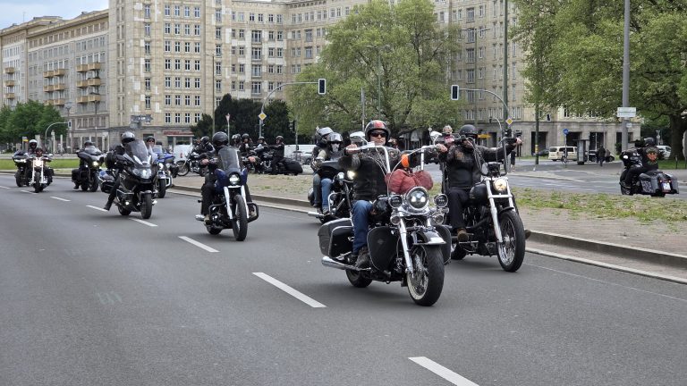Steel & Speed 2026 – Motorradparade auf der Karl-Marx-Allee in Berlin mit Choppern, Tourern und Sportmotorrädern vor Stalinallee-Architektur bei Sonnenschein