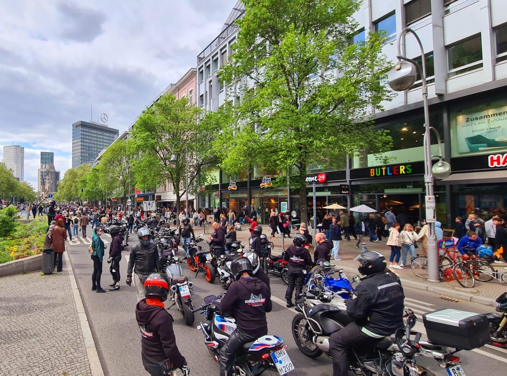 Steel & Speed 2026 – Rally at the Kaiser Wilhelm Memorial Church on Kurfürstendamm with motorcycle convoy and numerous spectators along the roadside