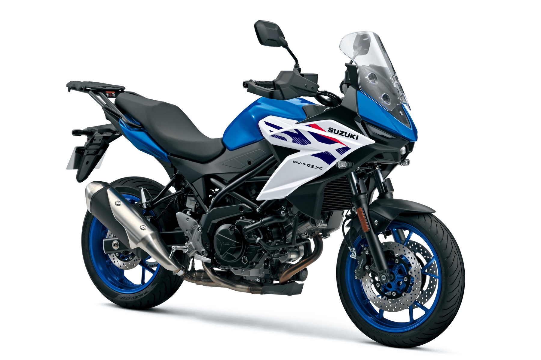 Suzuki SV-7GX 2026 – Studioaufnahme in Pearl Brilliant White / Metallic Triton Blue mit blauen Rädern, rechte Dreiviertelansicht
