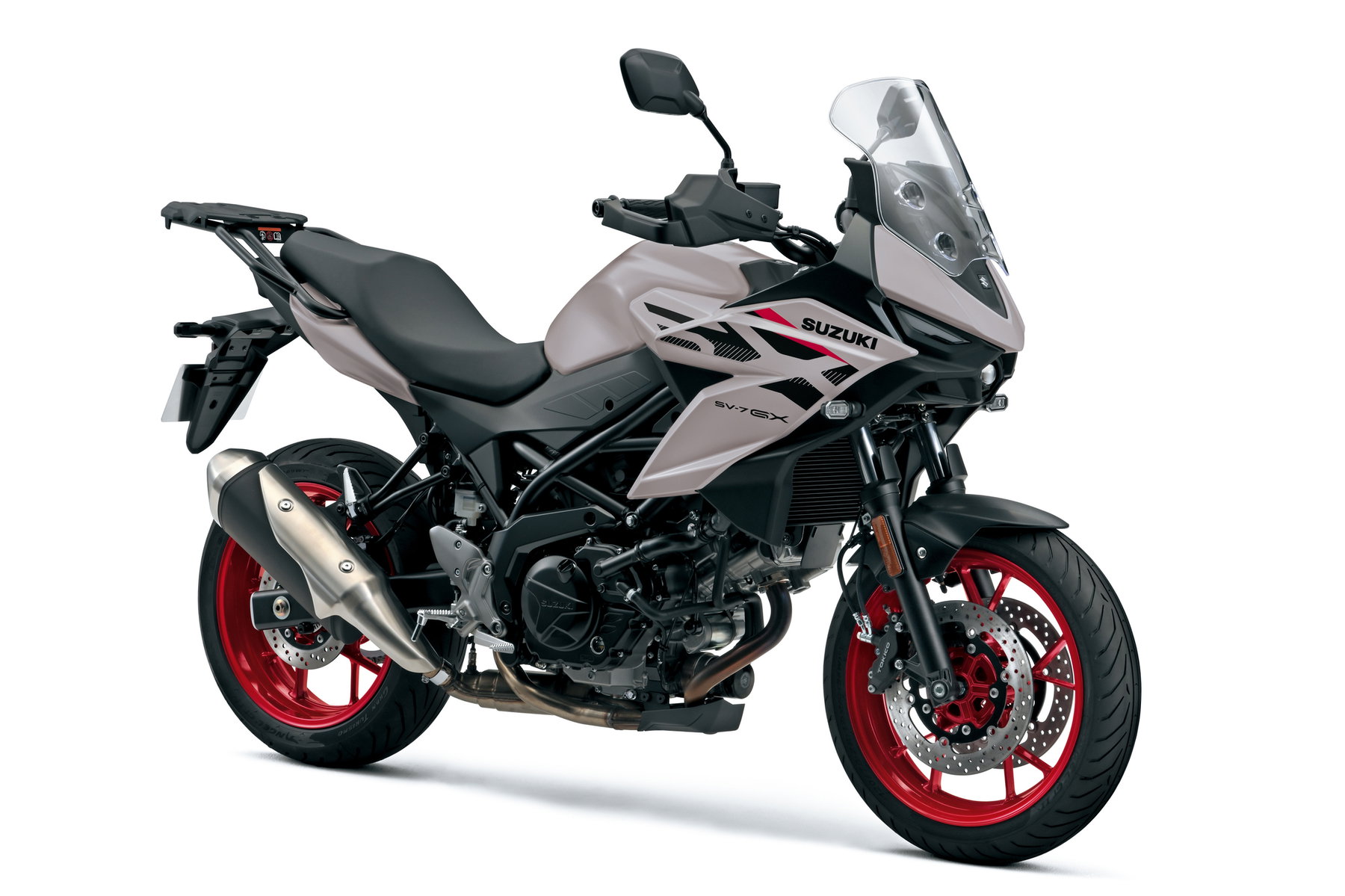 Suzuki SV-7GX 2026 – Studioaufnahme in Pearl Matte Greige mit roten Rädern, rechte Dreiviertelansicht