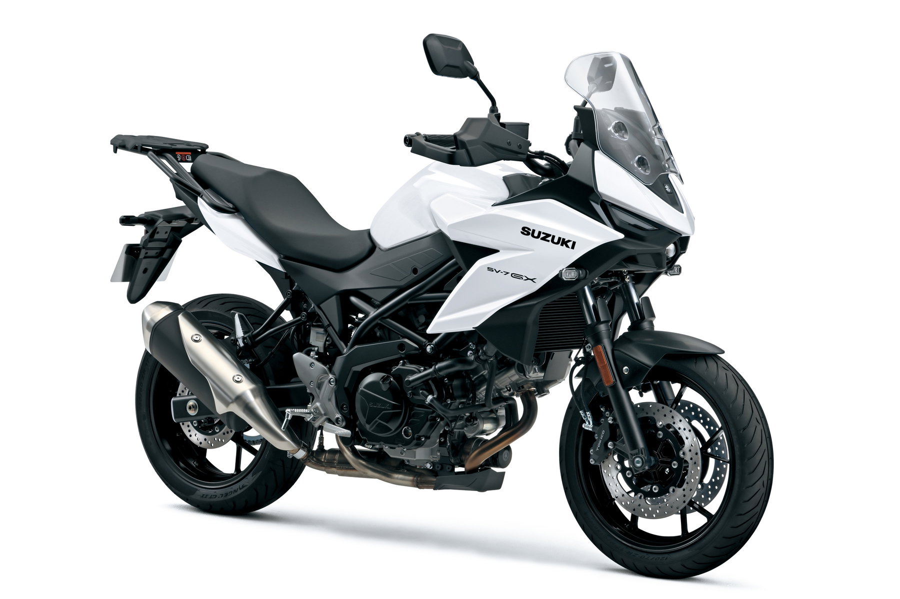 Suzuki SV-7GX 2026 – Studioaufnahme in Pearl Brilliant White mit schwarzen Rädern, rechte Dreiviertelansicht