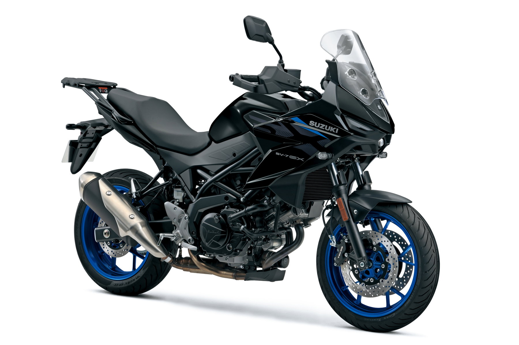 Suzuki SV-7GX 2026 – Studioaufnahme in Glass Sparkle Black mit blauen Rädern und blauem Akzentstreifen, rechte Dreiviertelansicht
