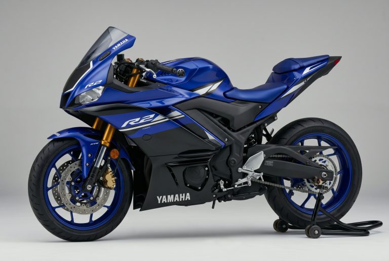 Yamaha YZF-R2 Konzeptbild (KI-generiert) – Seitenansicht des vollverkleideten Einzylinder-Sportbikes in Yamaha Racing Blue mit goldener USD-Gabel, R2-Logo auf der Verkleidung und blauen Gussrädern im Studio
