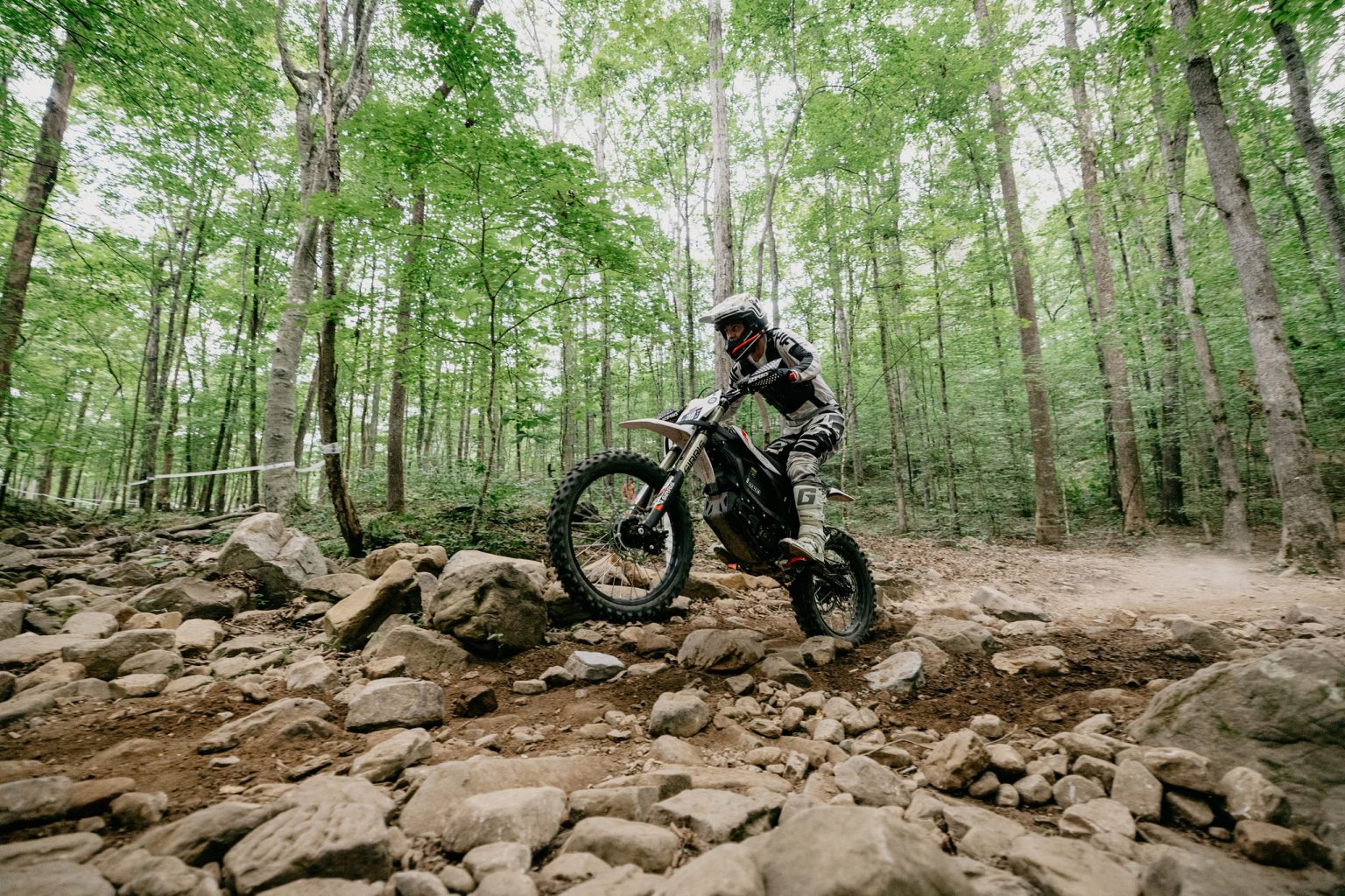 Zero zahlt Fahranfängern bis zu 500 Euro: XE und LS1 kommen dazu Zero XE mit Sirris F43-Gabel und R46-Federbein – Fahrer im steinigen Waldgelände auf technischem Offroad-Trail