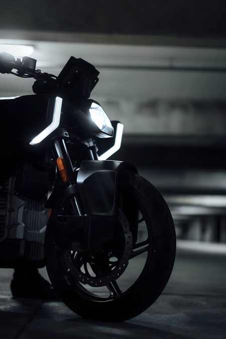 Zero Lompico Concept SF 2026 – Frontpartie Dreiviertelansicht mit LED-Scheinwerfer, TFT-Display und USD-Gabel im Parkhaus