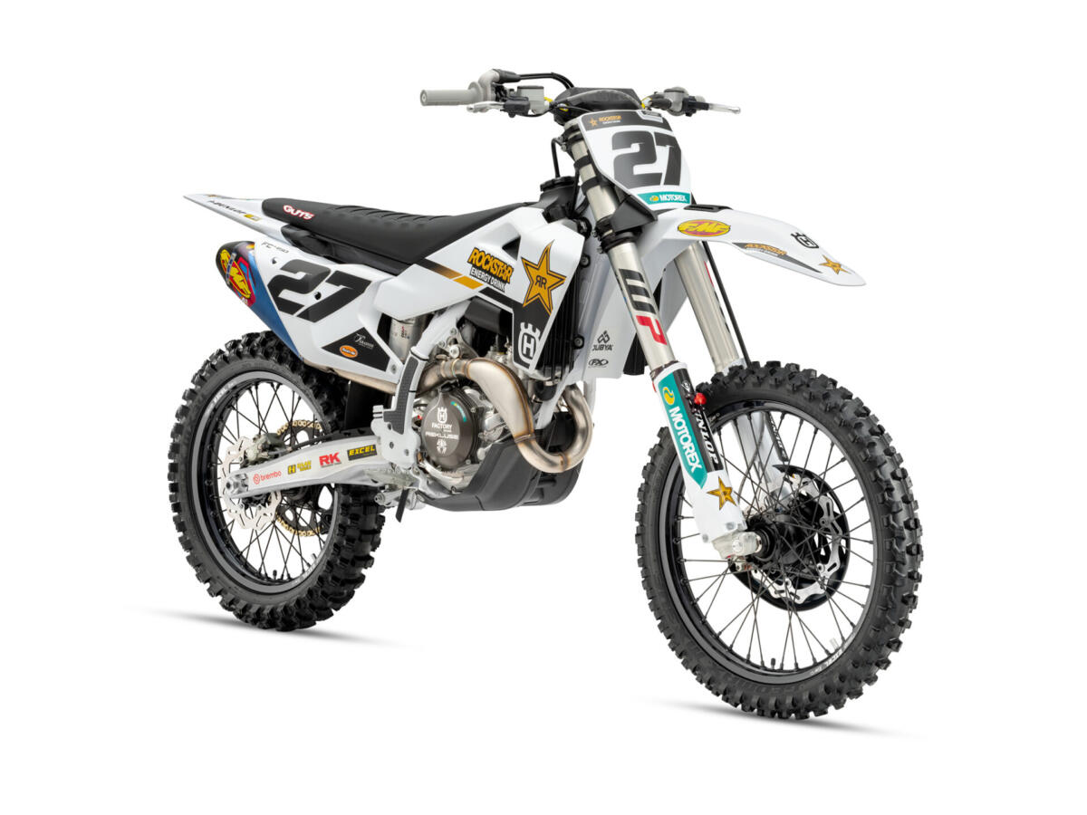 Husqvarna FC 450 Factory Edition 2025 in weiß-gelber Lackierung, Seitenansicht