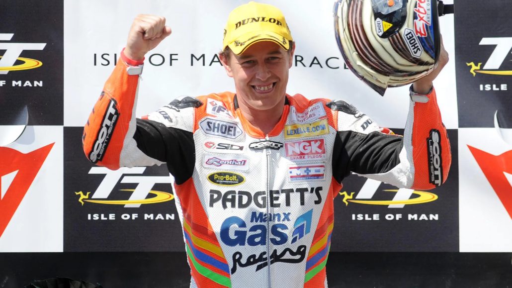 Ben Birchall startet solo: Sidecar-Legende fährt die Classic TT 2026 6 John McGuinness jubelt auf dem Podium der Senior TT