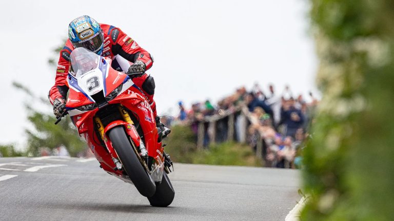 Isle of Man TT 2026: Harrison kassiert trotz Regen das höchste Preisgeld Dean Harrison auf der roten Honda Racing UK Fireblade mit Startnummer 3 ueber eine Kuppe des Mountain Course, dahinter Zuschauer am Streckenrand - Senior TT Preview, Isle of Man TT 2026