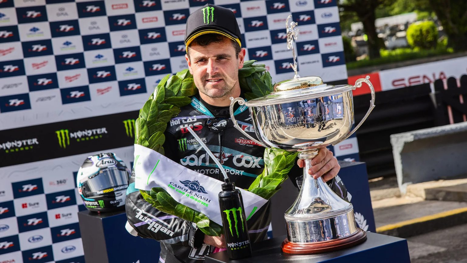 Michael Dunlop mit Lorbeerkranz und Carole-Nash-Pokal im Siegerbereich nach seinem 36. TT-Sieg - Sportbike TT Race 1, Isle of Man TT 2026