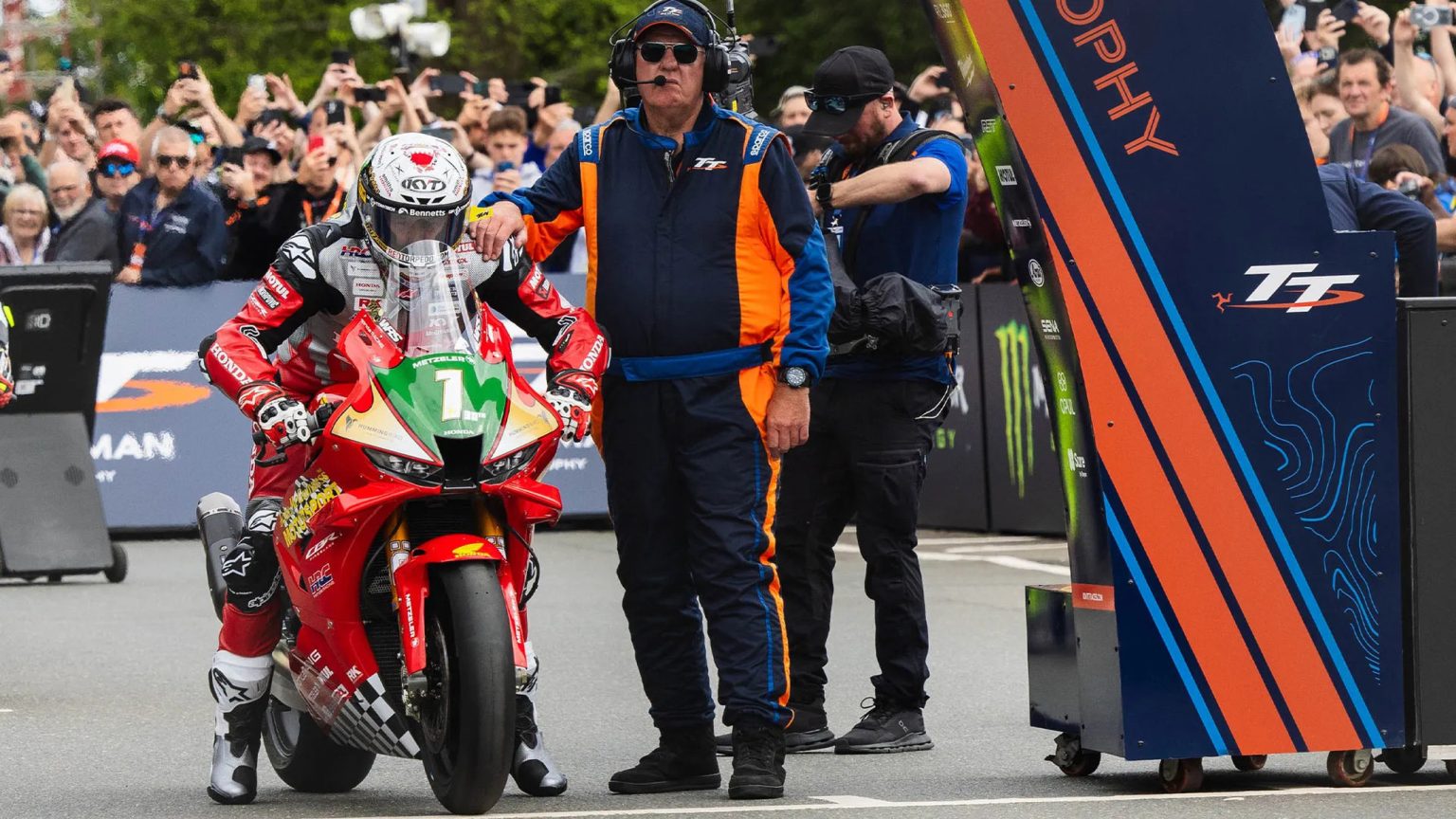 John McGuinness will weitermachen: 2027 hängt jetzt an Honda John McGuinness auf der Honda Racing UK an der Startlinie vor Zuschauern – Superbike TT Isle of Man 2026