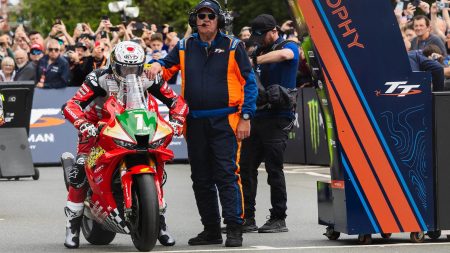 John McGuinness auf der Honda Racing UK an der Startlinie vor Zuschauern – Superbike TT Isle of Man 2026