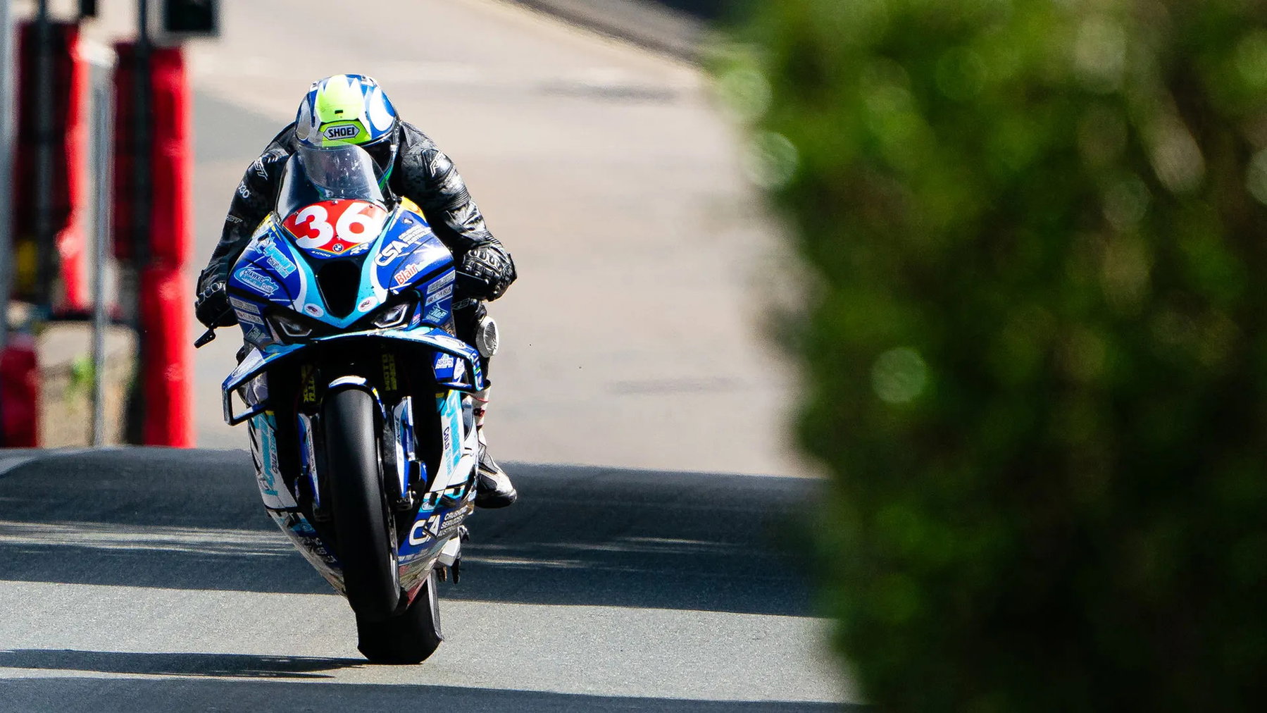 Isle of Man TT 2026: Drei Auszeichnungen abseits der Rennsiege 4 James Chawke mit Startnummer 36 auf blauer Maschine am Mountain Course – Superbike TT Isle of Man 2026