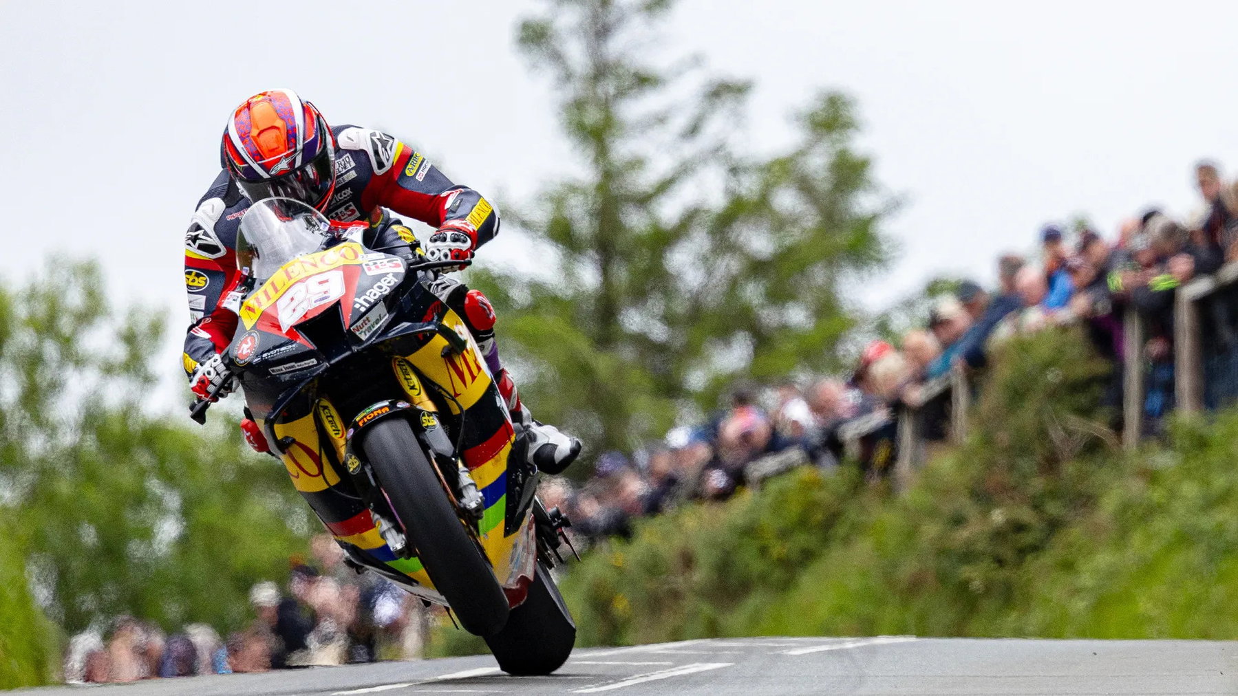 TT 2027: Warum die 100. Senior TT nicht mehr das Finale ist 5 Mitch Rees auf der Padgetts Honda über eine Kuppe vor Zuschauern auf dem Mountain Course – Superbike TT Isle of Man 2026