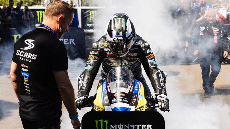 Michael Dunlop feiert seinen 35. TT-Sieg mit einem Burnout auf der MD Racing Ducati im Winner's Enclosure - Monster Energy Supersport TT Race 2, Isle of Man TT 2026