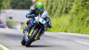 Mike Browne mit Startnummer 1 auf der Russell-Racing-Yamaha in voller Fahrt zwischen Hecken auf dem Mountain Course - Monster Energy Supersport TT Race 2, Isle of Man TT 2026
