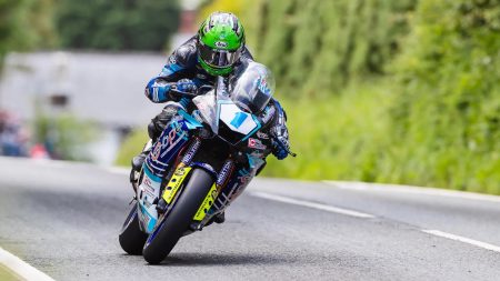Mike Browne mit Startnummer 1 auf der Russell-Racing-Yamaha in voller Fahrt zwischen Hecken auf dem Mountain Course - Monster Energy Supersport TT Race 2, Isle of Man TT 2026