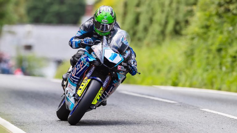 Mike Browne mit Startnummer 1 auf der Russell-Racing-Yamaha in voller Fahrt zwischen Hecken auf dem Mountain Course - Monster Energy Supersport TT Race 2, Isle of Man TT 2026