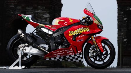 John McGuinness Honda CBR1000RR Fireblade in Seitenansicht mit rot-grün-goldener Jubiläumslackierung und Startnummer 1 – Isle of Man TT 2026 Thirty Years