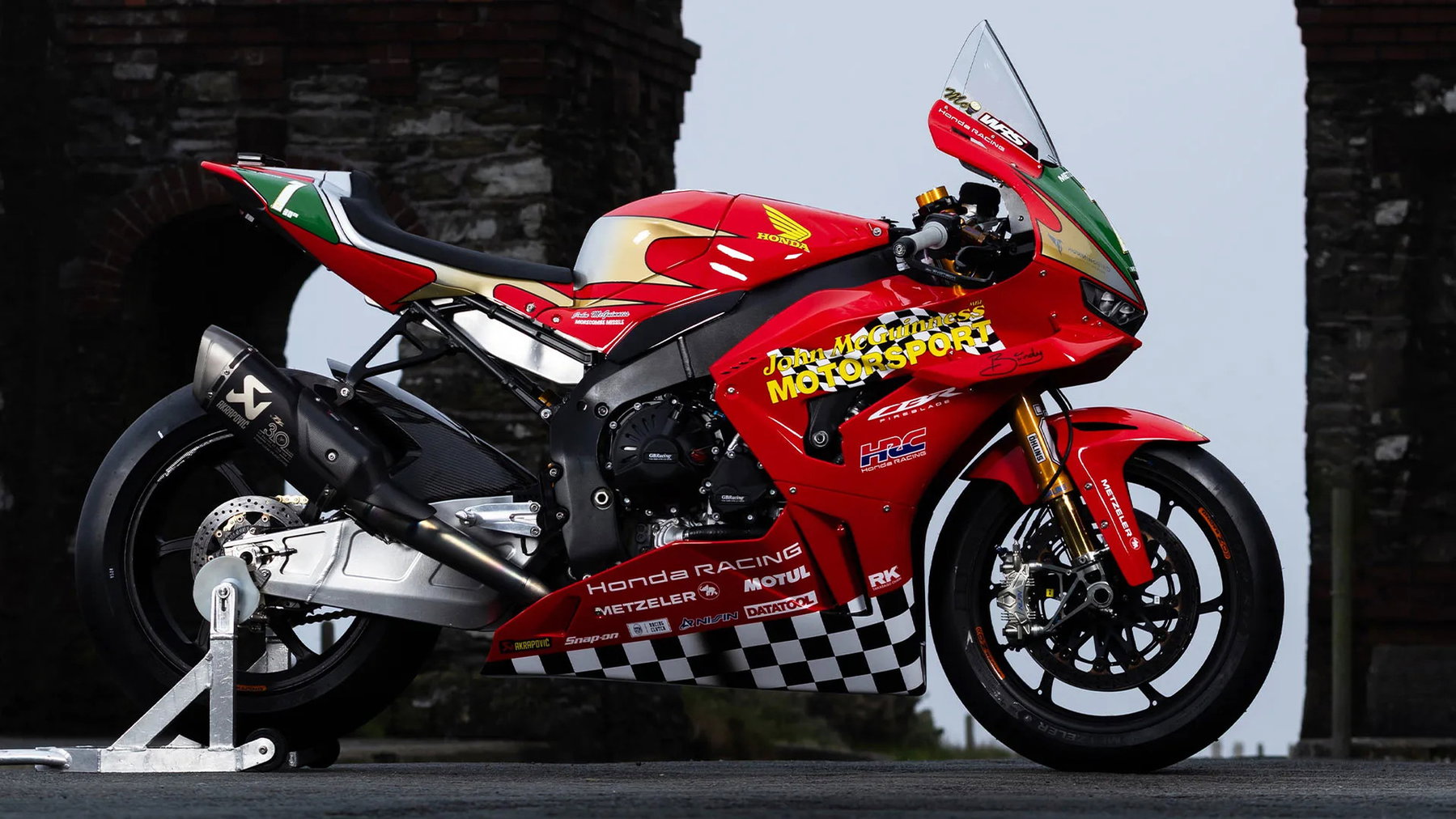 John McGuinness will weitermachen: 2027 hängt jetzt an Honda 6 John McGuinness Honda CBR1000RR Fireblade in Seitenansicht mit rot-grün-goldener Jubiläumslackierung und Startnummer 1 – Isle of Man TT 2026 Thirty Years