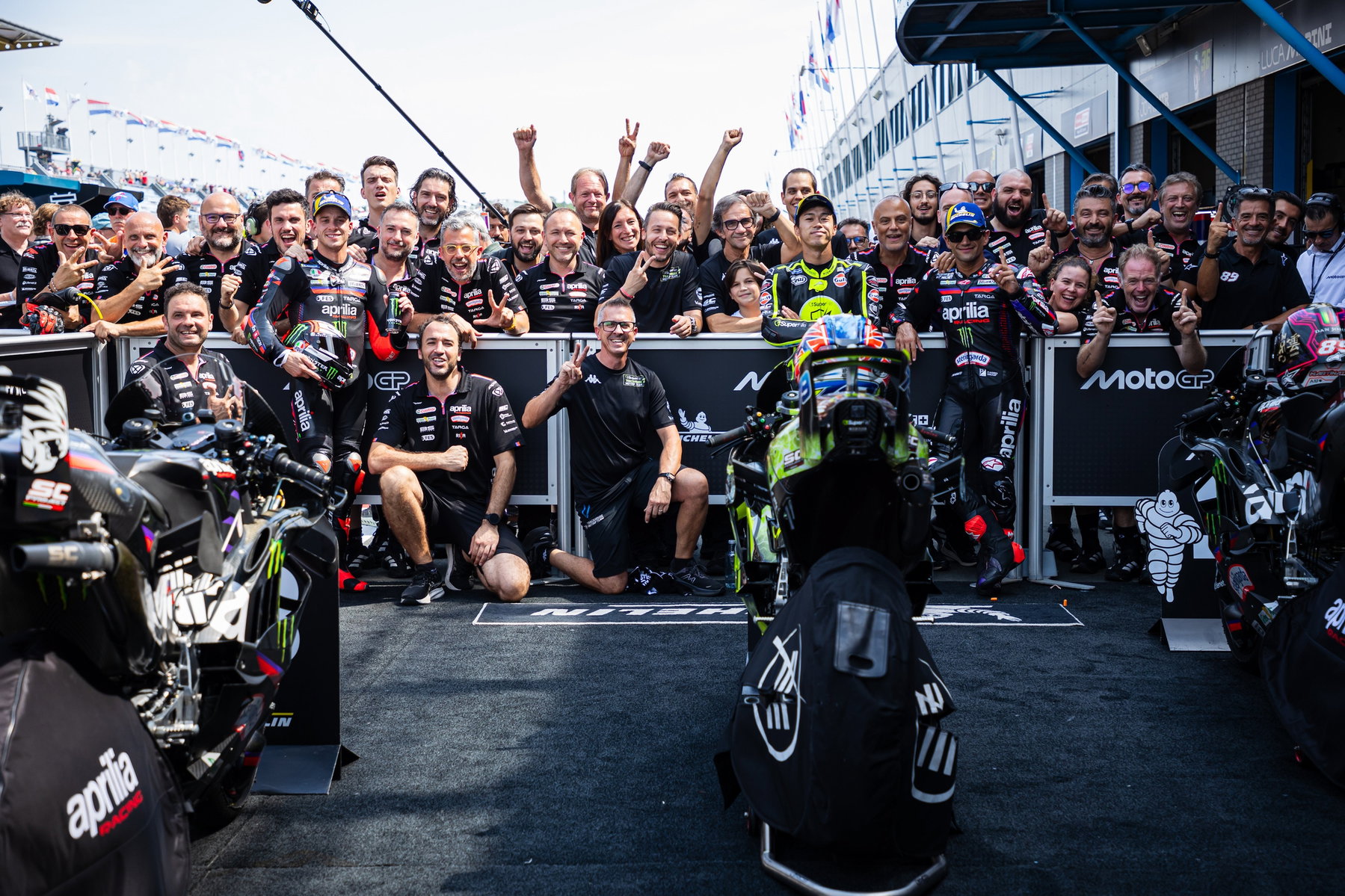 Das Aprilia Racing Team jubelt gemeinsam im Parc Fermé hinter der Boxenmauer – MotoGP Dutch GP Assen 2026
