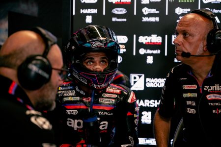 Jorge Martin im Aprilia-Lederkombi mit Helm bespricht sich in der Box mit seinen Ingenieuren – MotoGP Dutch GP Assen 2026