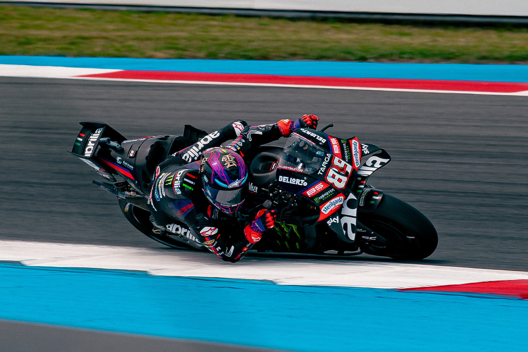 Jorge Martin in tiefer Schräglage auf der Aprilia RS-GP 89 am Kurvenrand von Assen – MotoGP Dutch GP Assen 2026