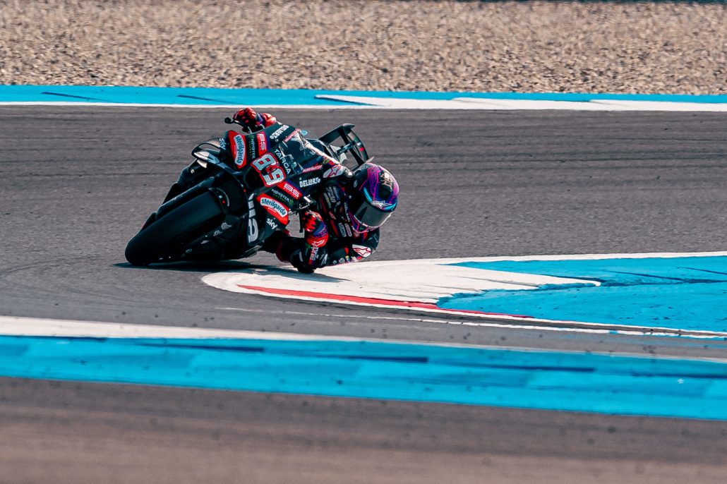 Jorge Martin zirkelt die Aprilia RS-GP 89 durch eine Kurve in Assen, Heckansicht – MotoGP Dutch GP Assen 2026