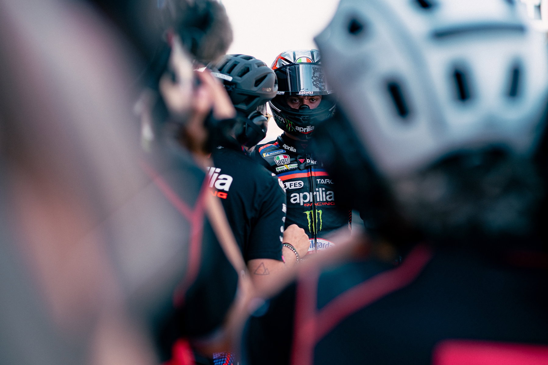 MotoGP-Sorgen vor dem Sachsenring: Marquez, Vinales, Bezzecchi 5 Marco Bezzecchi im Aprilia-Lederkombi mit Helm in der Box, umringt von seinem Team – MotoGP Dutch GP Assen 2026