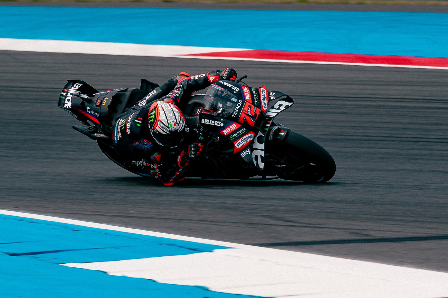 Marco Bezzecchi legt die Aprilia RS-GP 72 mit Knie und Ellbogen am Asphalt in die Kurve von Assen – MotoGP Dutch GP Assen 2026
