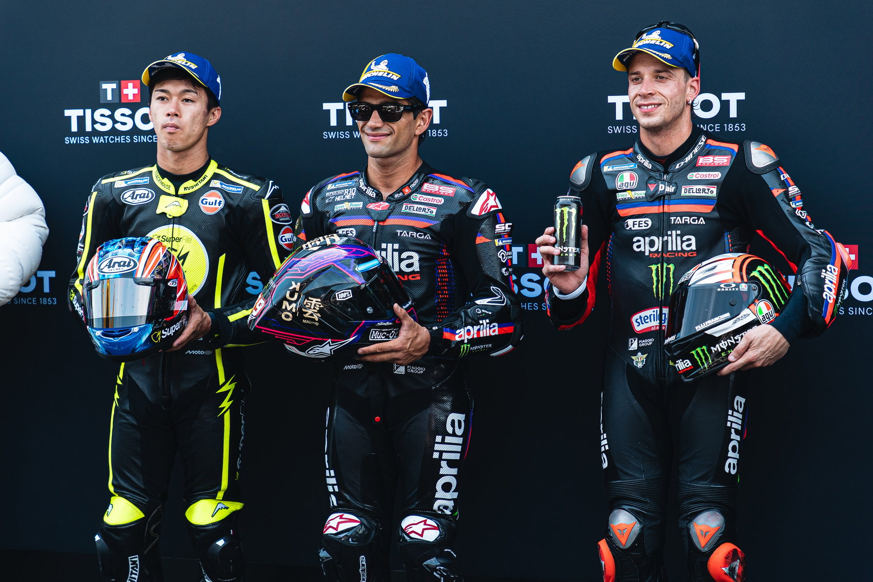 Jorge Martin und Marco Bezzecchi von Aprilia Racing mit ihren Helmen vor der TISSOT-Wand nach dem Qualifying – MotoGP Dutch GP Assen 2026