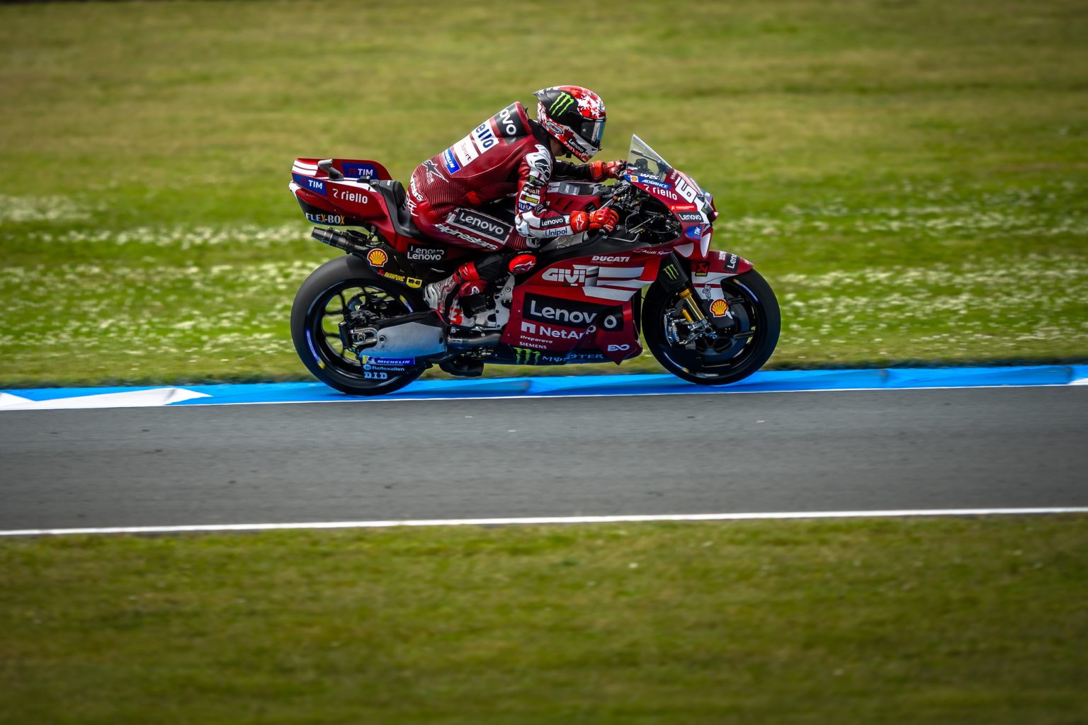 Francesco Bagnaia beschleunigt die rote Ducati Desmosedici GP des Ducati Lenovo Teams, Seitenansicht – MotoGP Dutch GP Assen 2026
