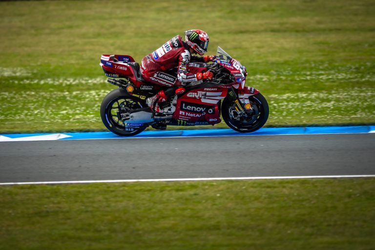 Francesco Bagnaia beschleunigt die rote Ducati Desmosedici GP des Ducati Lenovo Teams, Seitenansicht – MotoGP Dutch GP Assen 2026