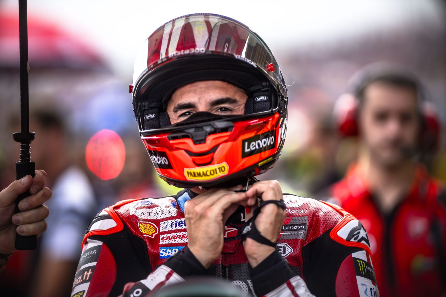 MotoGP-Sorgen vor dem Sachsenring: Marquez, Vinales, Bezzecchi Marc Márquez schließt im roten Lederkombi des Ducati Lenovo Teams in der Startaufstellung seinen Helm – MotoGP Dutch GP Assen 2026