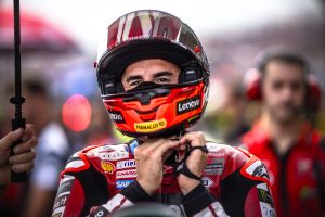 Marc Márquez schließt im roten Lederkombi des Ducati Lenovo Teams in der Startaufstellung seinen Helm – MotoGP Dutch GP Assen 2026
