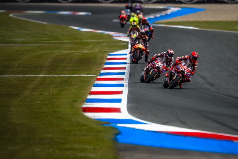 Marc Márquez und Francesco Bagnaia auf ihren Ducati Desmosedici GP führen ein Verfolgerfeld durch die Kurven von Assen – MotoGP Dutch GP Assen 2026